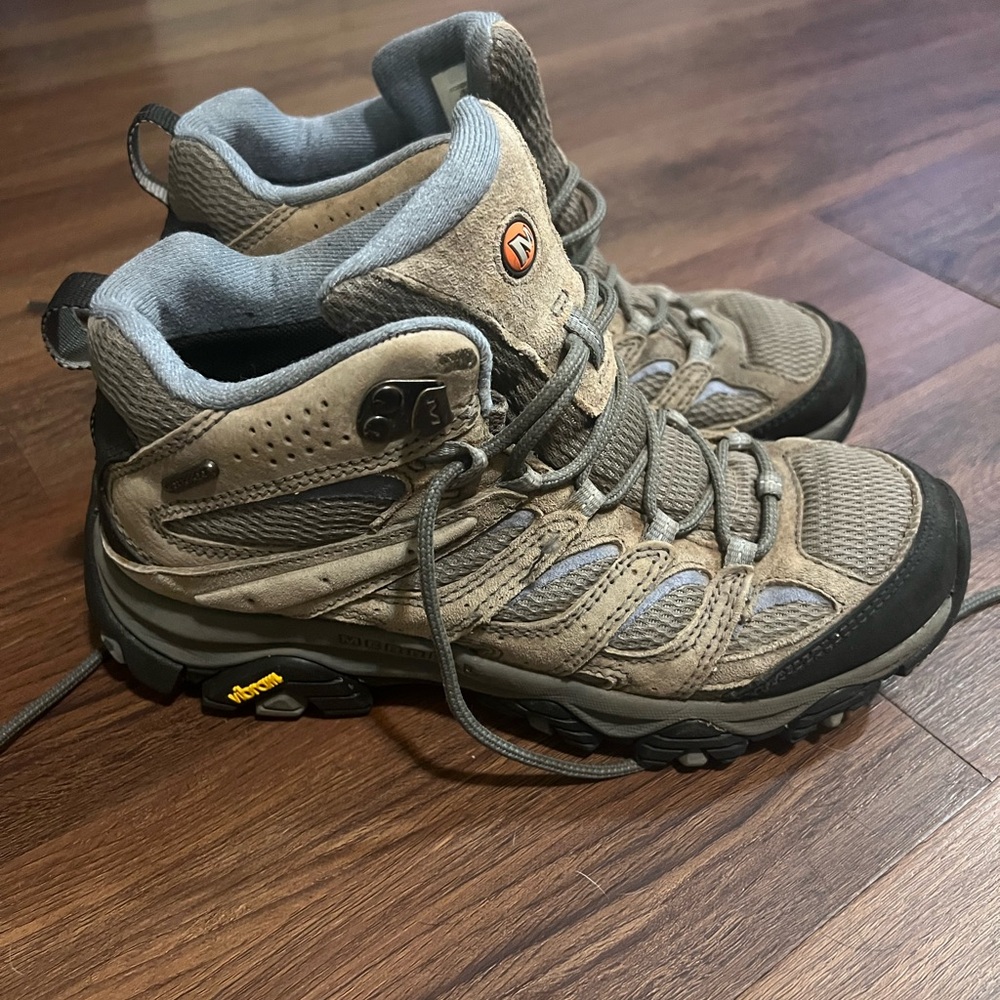 Merrell Moab 2 Ventilator Boots in Tan and Black